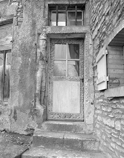 Porte d'entrée vue de face. © Yves Sancey / Région Bourgogne-Franche-Comté, Inventaire du patrimoine - 1977