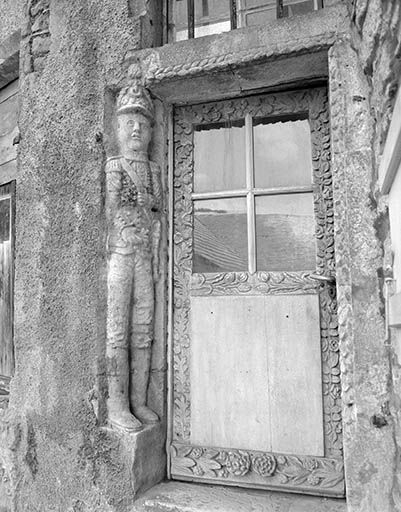 Porte d'entrée vue de trois quart droit. © Yves Sancey / Région Bourgogne-Franche-Comté, Inventaire du patrimoine - 1977