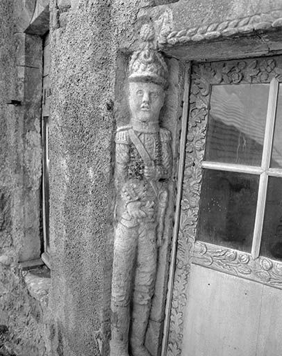 Détail de la porte d'entrée : soldat. © Yves Sancey / Région Bourgogne-Franche-Comté, Inventaire du patrimoine - 1977
