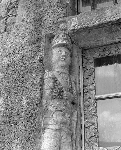 Détail de la porte d'entrée : soldat à mi-corps. © Yves Sancey / Région Bourgogne-Franche-Comté, Inventaire du patrimoine - 1977
