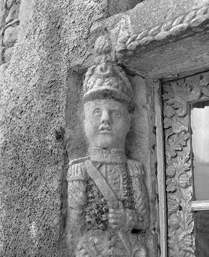 Détail de la porte d'entrée : soldat à mi-corps, vue de face. © Yves Sancey / Région Bourgogne-Franche-Comté, Inventaire du patrimoine - 1977