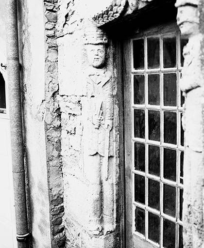 Détail de la porte du côté cour : le piédroit gauche. © Yves Sancey / Région Bourgogne-Franche-Comté, Inventaire du patrimoine - 1977