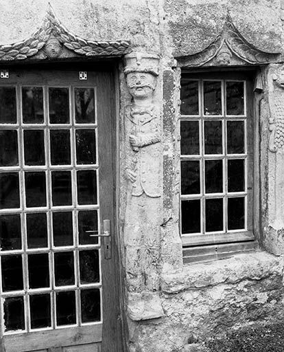 Détail de la porte du côté cour : le piédroit droit. © Yves Sancey / Région Bourgogne-Franche-Comté, Inventaire du patrimoine - 1977