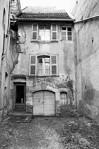 Façade antérieure sur cour. © Yves Sancey / Région Bourgogne-Franche-Comté, Inventaire du patrimoine - 1977