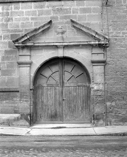 Façade antérieure : porte cochère. © Yves Sancey / Région Bourgogne-Franche-Comté, Inventaire du patrimoine - 1977