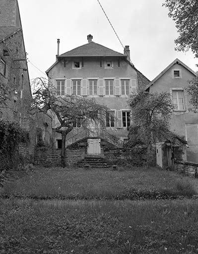 Façade antérieure depuis le jardin. © Yves Sancey / Région Bourgogne-Franche-Comté, Inventaire du patrimoine - 1977