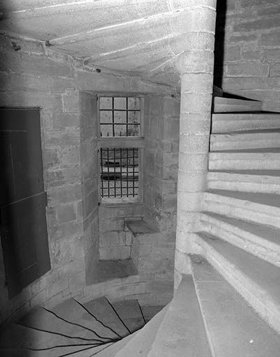 Intérieur : escalier baie du rez-de-chaussée. © Yves Sancey / Région Bourgogne-Franche-Comté, Inventaire du patrimoine - 1977