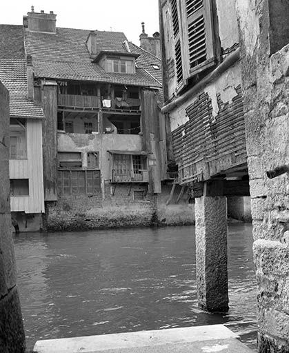 Maison rue Saint-Laurent depuis la rive droite de la Loue. © Yves Sancey / Région Bourgogne-Franche-Comté, Inventaire du patrimoine - 1977