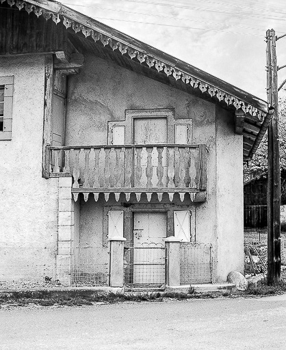 Façade antérieure : la voûte, volets clos. © Yves Sancey / Région Bourgogne-Franche-Comté, Inventaire du patrimoine - 1977