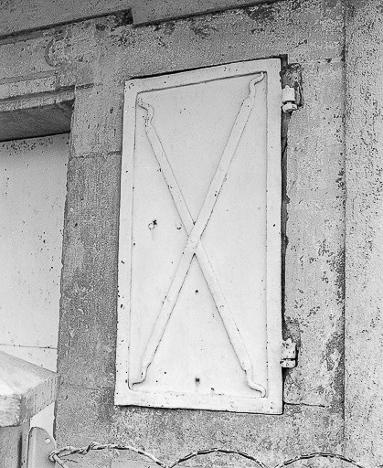 Façade antérieure : volet fermé de la voûte. © Yves Sancey / Région Bourgogne-Franche-Comté, Inventaire du patrimoine - 1977