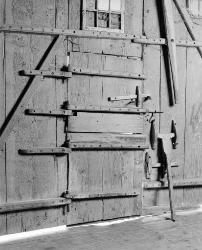 Détail : porte de grange gauche. © Yves Sancey / Région Bourgogne-Franche-Comté, Inventaire du patrimoine - 1977
