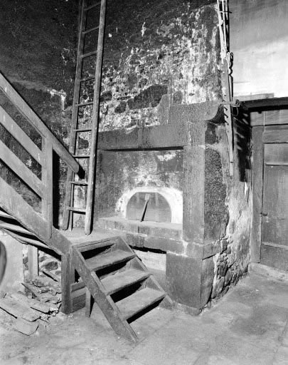 Intérieur : "tué" droit, four et départ de l'escalier. © Yves Sancey / Région Bourgogne-Franche-Comté, Inventaire du patrimoine - 1977