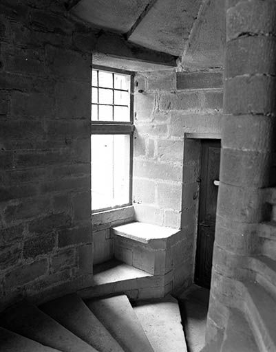 Intérieur : escalier baie du 1er étage au-dessus de la porte d'entrée. © Yves Sancey / Région Bourgogne-Franche-Comté, Inventaire du patrimoine - 1977