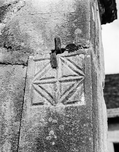 Détail : décor du pilier du portail d'entrée. © Dominique Dominguez / Région Bourgogne-Franche-Comté, Inventaire du patrimoine - 1977