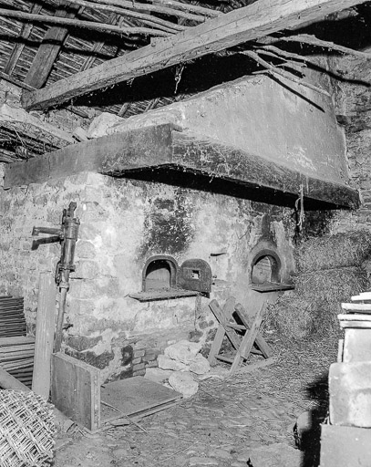 Ferme n° 16 : ensemble de deux fours. © Dominique Dominguez / Région Bourgogne-Franche-Comté, Inventaire du patrimoine - 1977