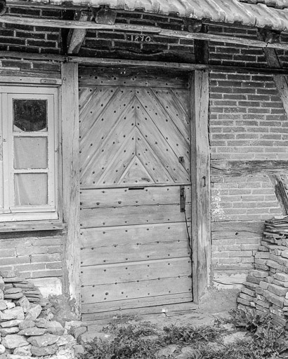 Détail : porte d'entrée de l'habitation. © Dominique Dominguez / Région Bourgogne-Franche-Comté, Inventaire du patrimoine - 1977