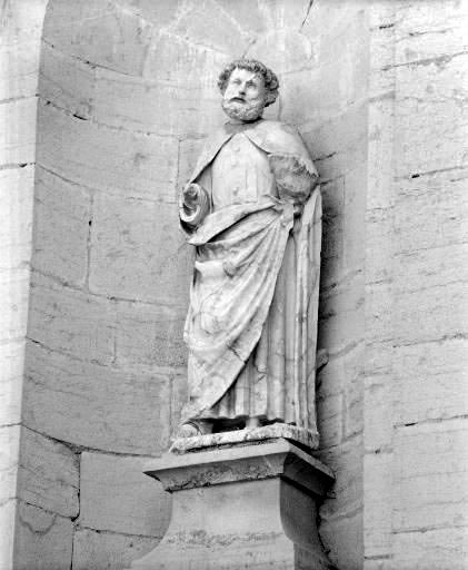 Statue de saint Pierre située dans la niche gauche de la façade : vue rapprochée. © Yves Sancey / Région Bourgogne-Franche-Comté, Inventaire du patrimoine - 1977