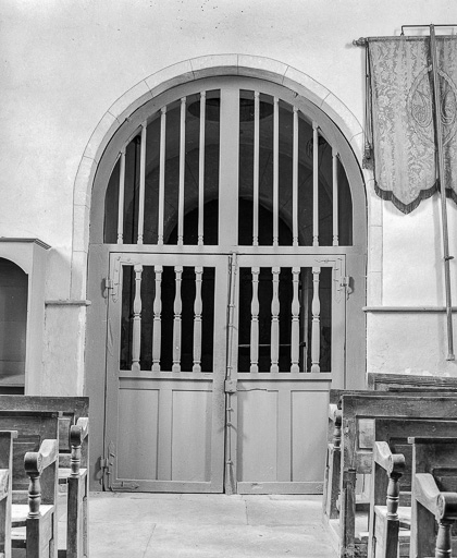 Intérieur : détail, porte d'entrée de la nef. © Yves Sancey / Région Bourgogne-Franche-Comté, Inventaire du patrimoine - 1977