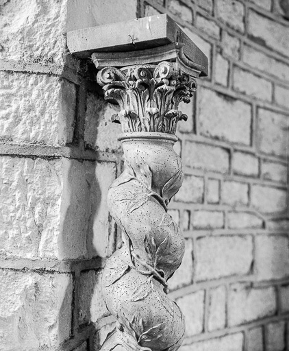 Détail : partie supérieure d'une colonne. © Yves Sancey / Région Bourgogne-Franche-Comté, Inventaire du patrimoine - 1977