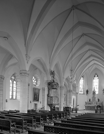Intérieur : nef, bas-côté gauche et choeur. © Yves Sancey / Région Bourgogne-Franche-Comté, Inventaire du patrimoine - 1977
