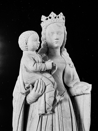 Détail : buste de la statue, de face. © Yves Sancey / Région Bourgogne-Franche-Comté, Inventaire du patrimoine - 1977