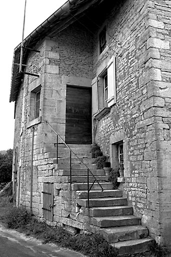 Escalier sur la façade antérieure vu de trois quarts droit. © Yves Sancey / Région Bourgogne-Franche-Comté, Inventaire du patrimoine - 1977