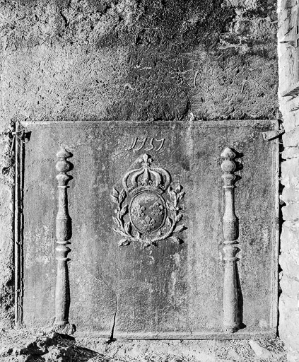 Intérieur : plaque de la cheminée dite "Platine". © Bernard Lardière / Région Bourgogne-Franche-Comté, Inventaire du patrimoine - 1977