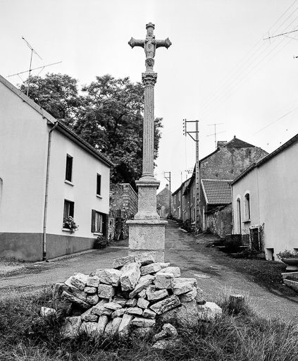 Vue d' ensemble : face postérieure. © Yves Sancey / Région Bourgogne-Franche-Comté, Inventaire du patrimoine - 1977