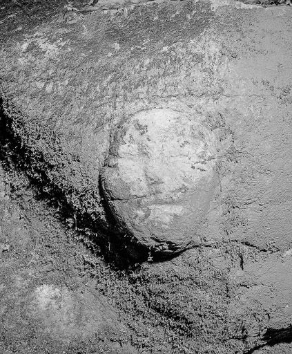 Tête sculptée dans le mur. © Yves Sancey / Région Bourgogne-Franche-Comté, Inventaire du patrimoine - 1977