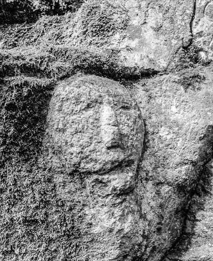 Tête sculptée dans le mur. © Yves Sancey / Région Bourgogne-Franche-Comté, Inventaire du patrimoine - 1977