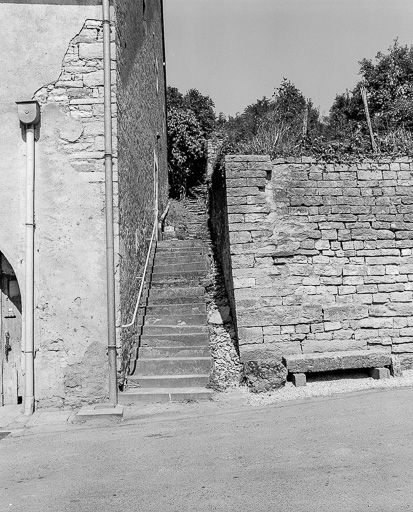 Escalier donnant accès au jardin. © Bernard Lardière / Région Bourgogne-Franche-Comté, Inventaire du patrimoine - 1977