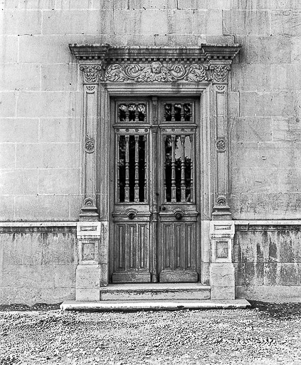 Détail : porte gauche. © Yves Sancey / Région Bourgogne-Franche-Comté, Inventaire du patrimoine - 1978