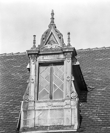 Façade sur rue. Détail : lucarne. © Yves Sancey / Région Bourgogne-Franche-Comté, Inventaire du patrimoine - 1978