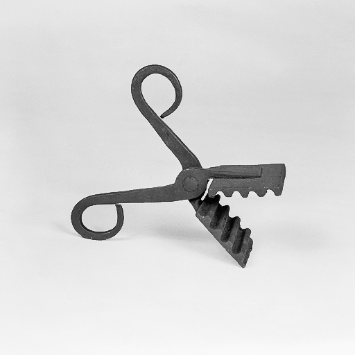 Mâche croûte à dents rondes ouvert. Collection particulière : Louis Girard. © Yves Sancey / Région Bourgogne-Franche-Comté, Inventaire du patrimoine - 1978