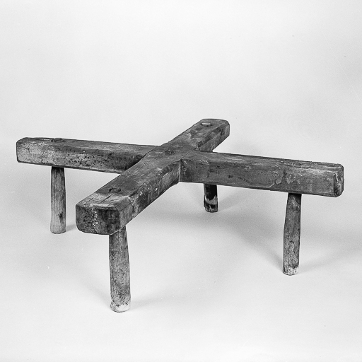 Trépied à lessive à quatre pieds. Collection particulière : Louis Girard. © Yves Sancey / Région Bourgogne-Franche-Comté, Inventaire du patrimoine - 1978