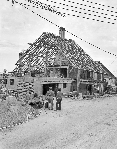Ferme en cours de rénovation ve de la charpente. © Bernard Lardière / Région Bourgogne-Franche-Comté, Inventaire du patrimoine - 1978