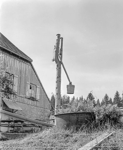 Balancier et citerne. © Yves Sancey / Région Bourgogne-Franche-Comté, Inventaire du patrimoine - 1978