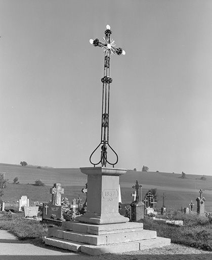 Croix monumentale dans l'enclos du cimetière. © Yves Sancey / Région Bourgogne-Franche-Comté, Inventaire du patrimoine - 1978