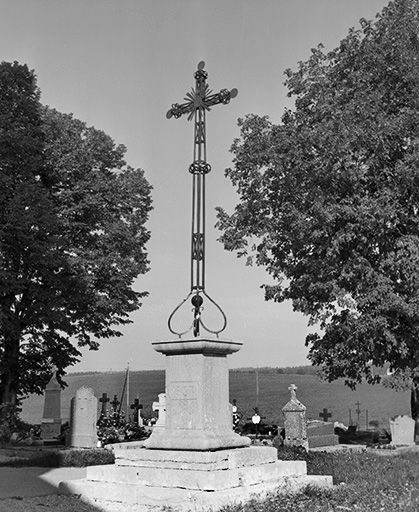Croix monumentale dans l'enclos du cimetière. © Yves Sancey / Région Bourgogne-Franche-Comté, Inventaire du patrimoine - 1978
