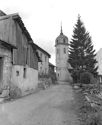 Vue de la tour-clocher depuis la rue du Château. © Yves Sancey / Région Bourgogne-Franche-Comté, Inventaire du patrimoine - 1978