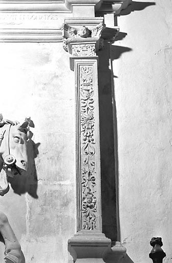 Détail : pilastre droit. © Yves Sancey / Région Bourgogne-Franche-Comté, Inventaire du patrimoine - 1978