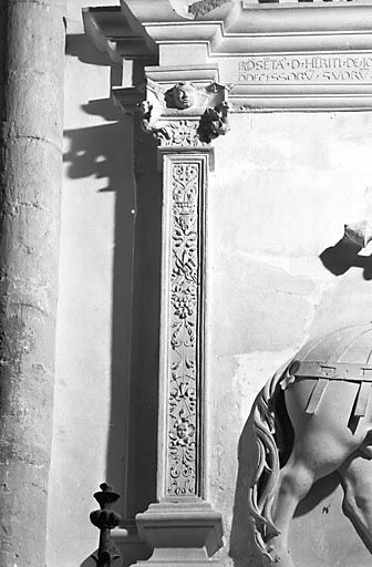 Détail : pilastre gauche. © Yves Sancey / Région Bourgogne-Franche-Comté, Inventaire du patrimoine - 1978