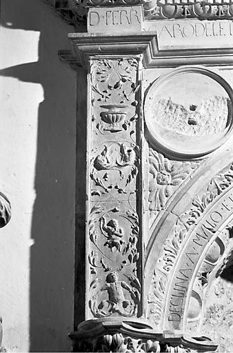Détail : pilastre et écoinçon gauches. © Yves Sancey / Région Bourgogne-Franche-Comté, Inventaire du patrimoine - 1978
