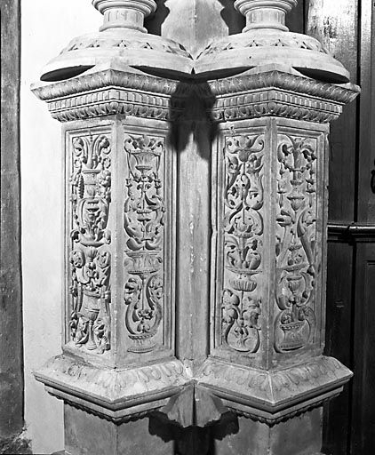 Détail : piédestaux gauches. © Yves Sancey / Région Bourgogne-Franche-Comté, Inventaire du patrimoine - 1978