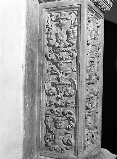 Détail : piédestal de la colonnette externe de gauche, face gauche. © Yves Sancey / Région Bourgogne-Franche-Comté, Inventaire du patrimoine - 1978