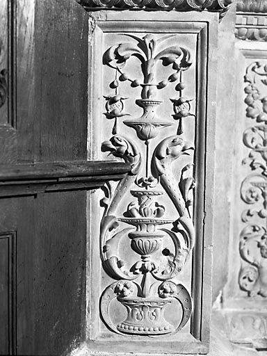 Détail : piédestal de la colonnette interne droite, face gauche. © Yves Sancey / Région Bourgogne-Franche-Comté, Inventaire du patrimoine - 1978