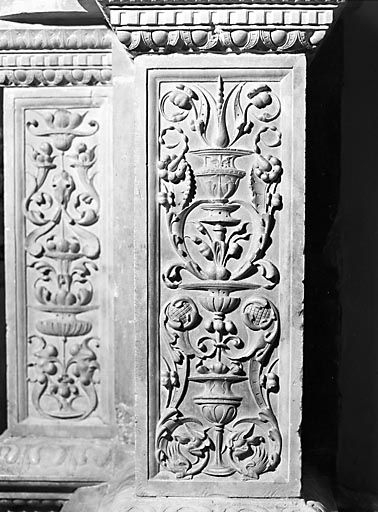 Détail : piédestal de la colonnette externe droite, face antérieure. © Yves Sancey / Région Bourgogne-Franche-Comté, Inventaire du patrimoine - 1978