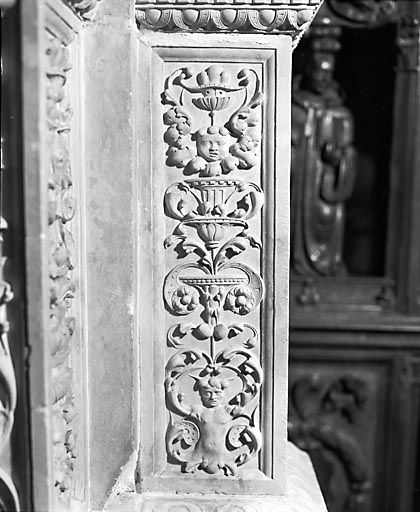 Détail : piédestal de la colonnette externe droite, face gauche. © Yves Sancey / Région Bourgogne-Franche-Comté, Inventaire du patrimoine - 1978