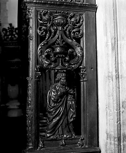 Saint Jean l'évangéliste sur la jouée VIII des stalles nord. © Yves Sancey / Région Bourgogne-Franche-Comté, Inventaire du patrimoine - 1978