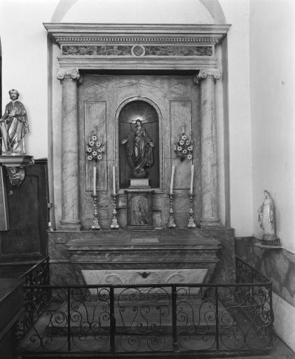 Vue générale de l'autel-retable latéral droit. © Yves Sancey / Région Bourgogne-Franche-Comté, Inventaire du patrimoine - 1978